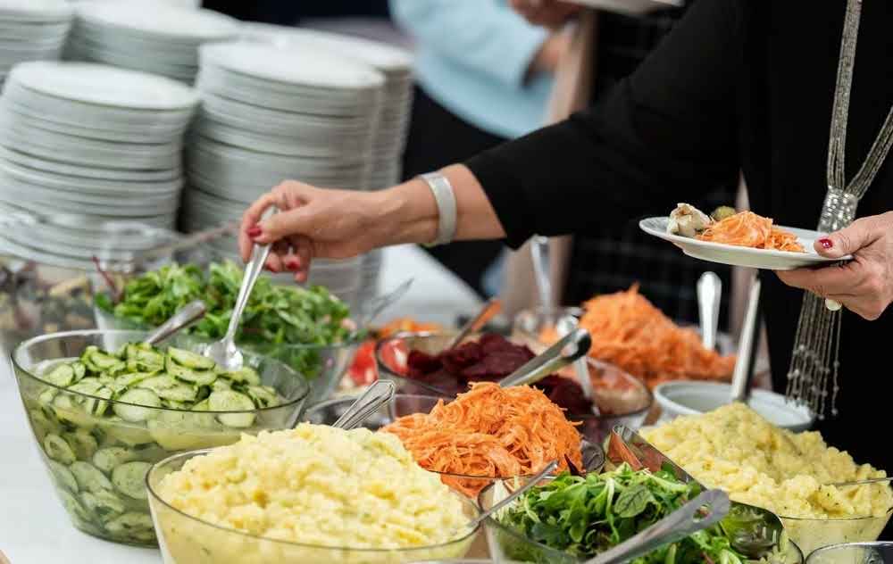 Intoxicación masiva en boda: imputan a encargados de servir “alimentos nocivos”