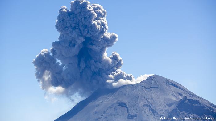 Aeropuerto de Ciudad de México suspende operaciones por actividad del volcán Popocatépetl