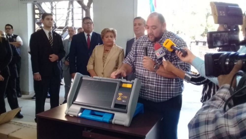 Presentan cuestionadas máquinas de votar