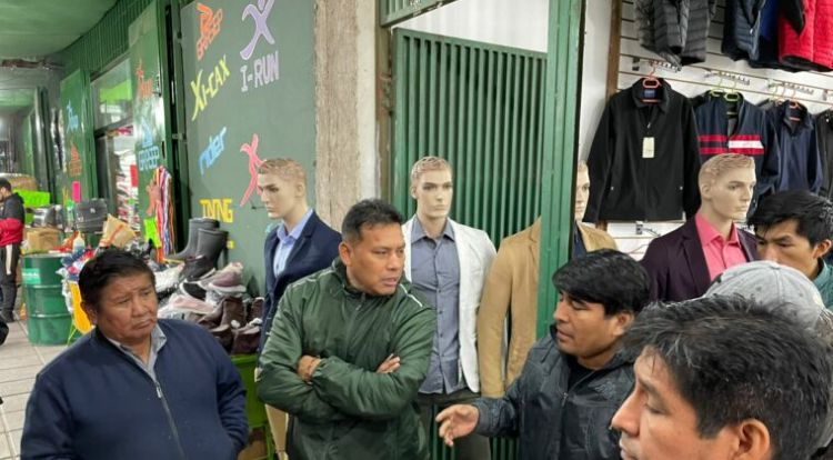 Director de Mercado 4 pide disculpas a comunidad boliviana