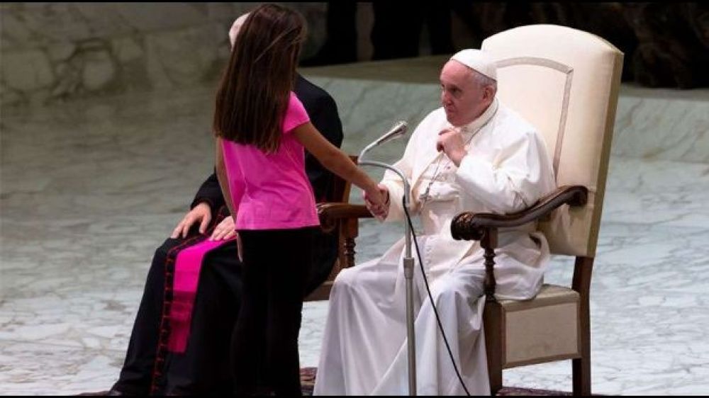 El tierno gesto del papa Francisco con una niña durante una audiencia