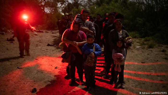 Récord de migrantes detenidos en Estados Unidos