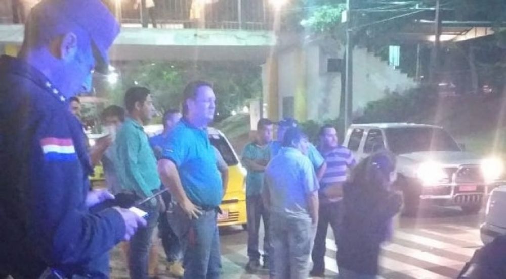 Taxistas cerraron accesos de la Terminal y atacaron a Ubers