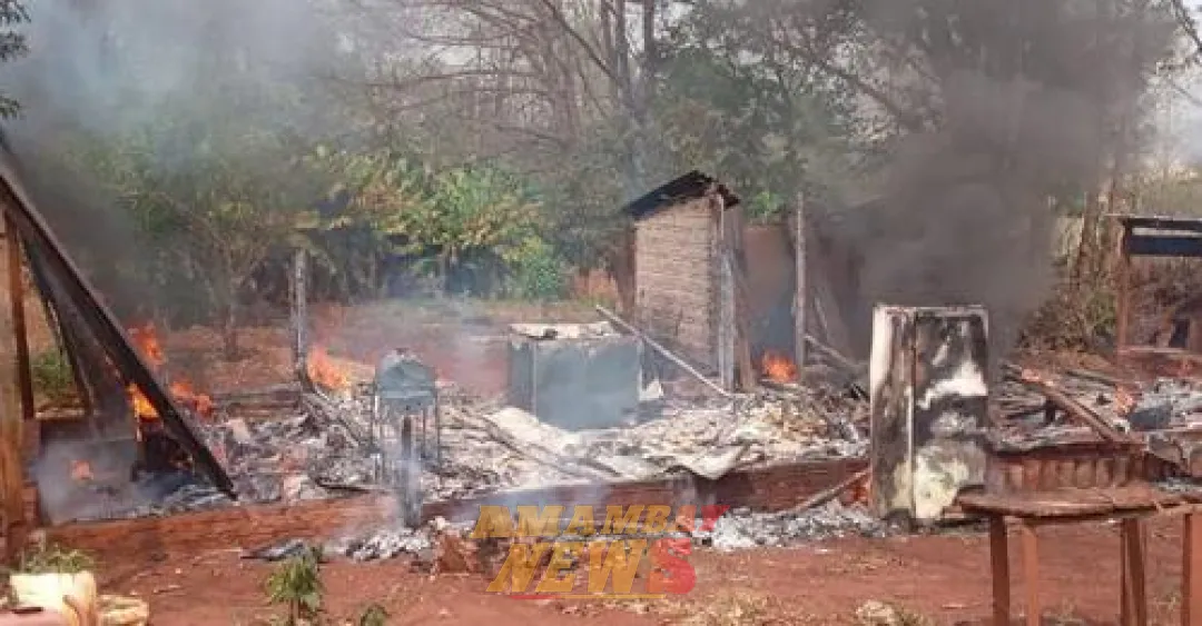 Fuego consume la totalidad de una casa en Los Cedrales