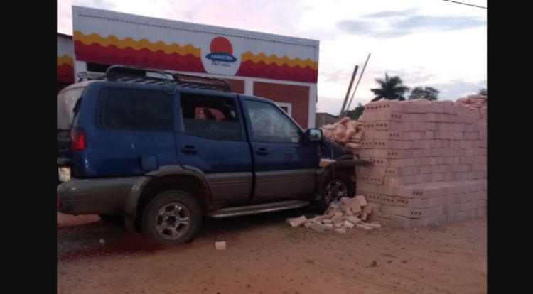 Conductor sufrió ataque de asma, chocó contra una pila de ladrillos y murió
