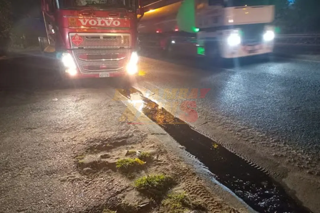 Camión cisterna pierde combustible en Madame Lynch y contamina el arroyo Itay