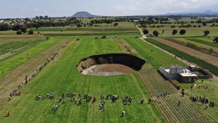 Gigantesco socavón tiene en vilo a pobladores en el centro de México