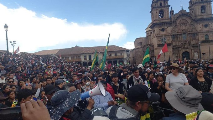 Manifestantes denuncian que la fuerza pública de Perú usa armas de fuego para reprimirlos en Cusco