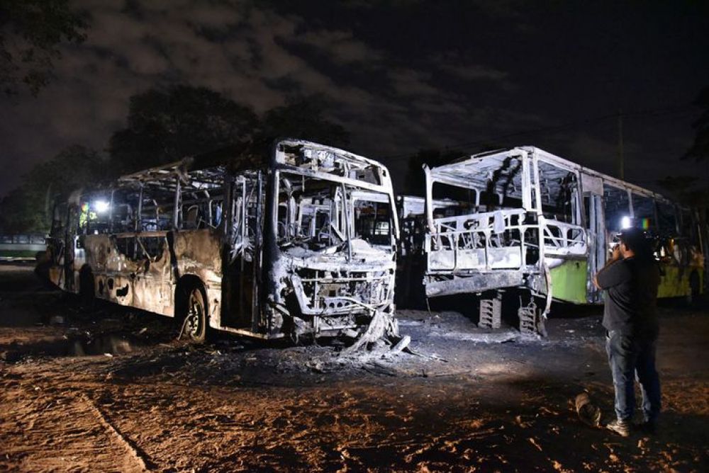 Se incendian cuatro colectivos de la Línea 56