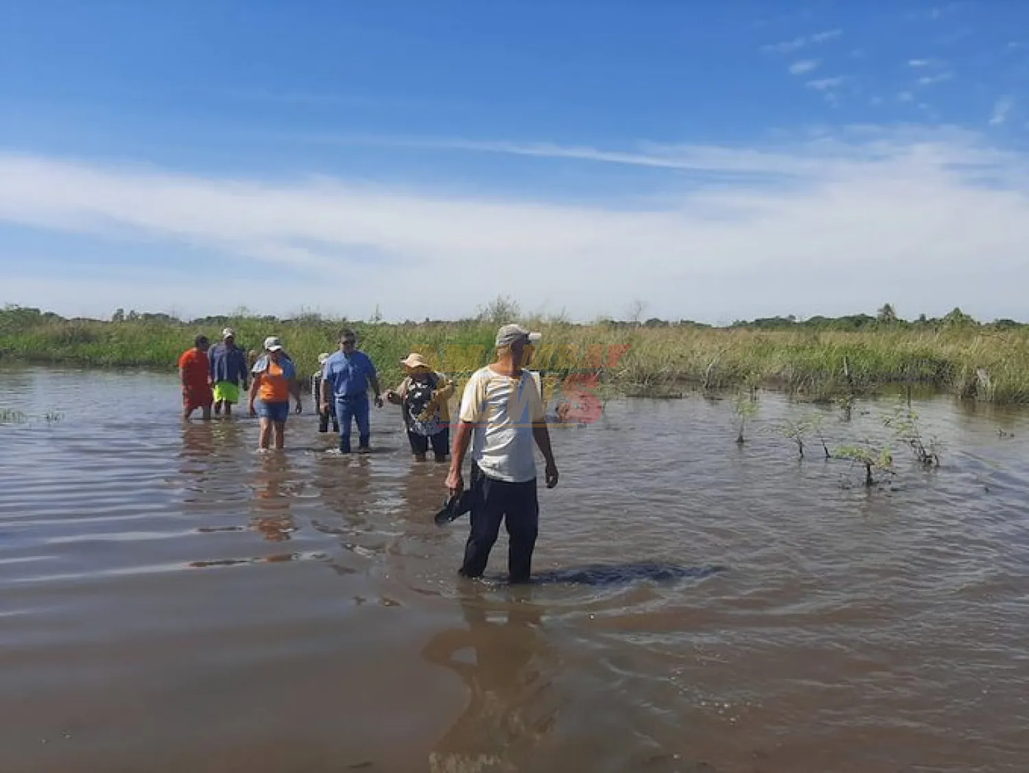 Damnificados de Ñeembucú piden auxilio a Alliana, a Santi y al director de la EBY