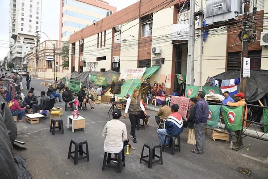 Campesinos mantienen protesta frente al Indert