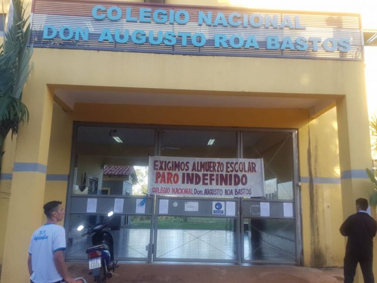 En Hernandarias tomaron colegio para exigir almuerzo escolar y sillas