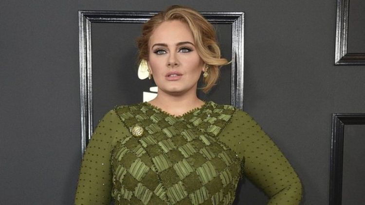 Adele sorprende en las redes al posar sin maquillaje