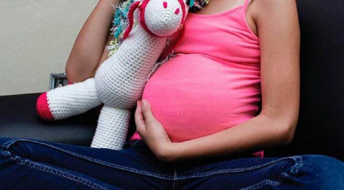 Abusó y embarazó a su hija de 13 años: está prófugo