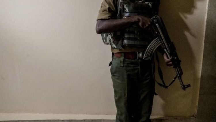 Policía mató a seis personas con un fusil, incluida su esposa, y se quitó la vida