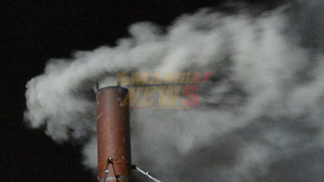 El humo blanco y negro (o gris) del cónclave: ¿qué químicos hay en la chimenea?