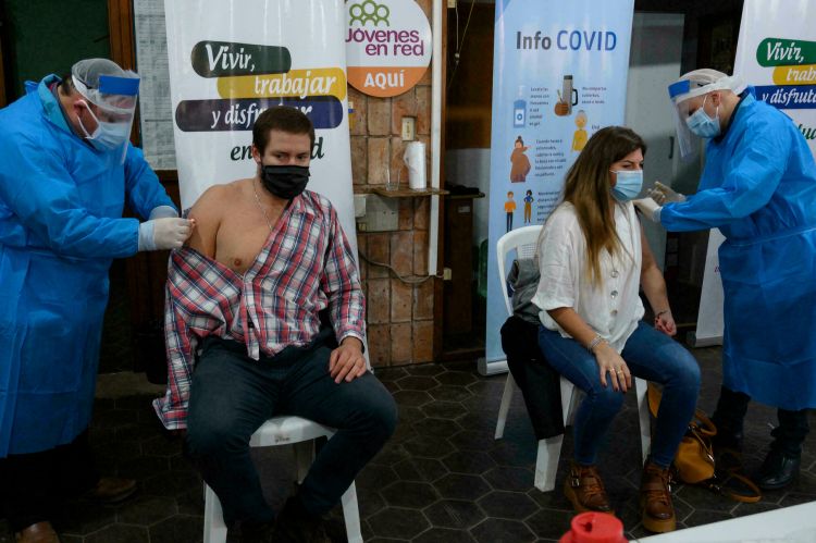 Uruguay comenzó a aplicar una tercera dosis de vacunas