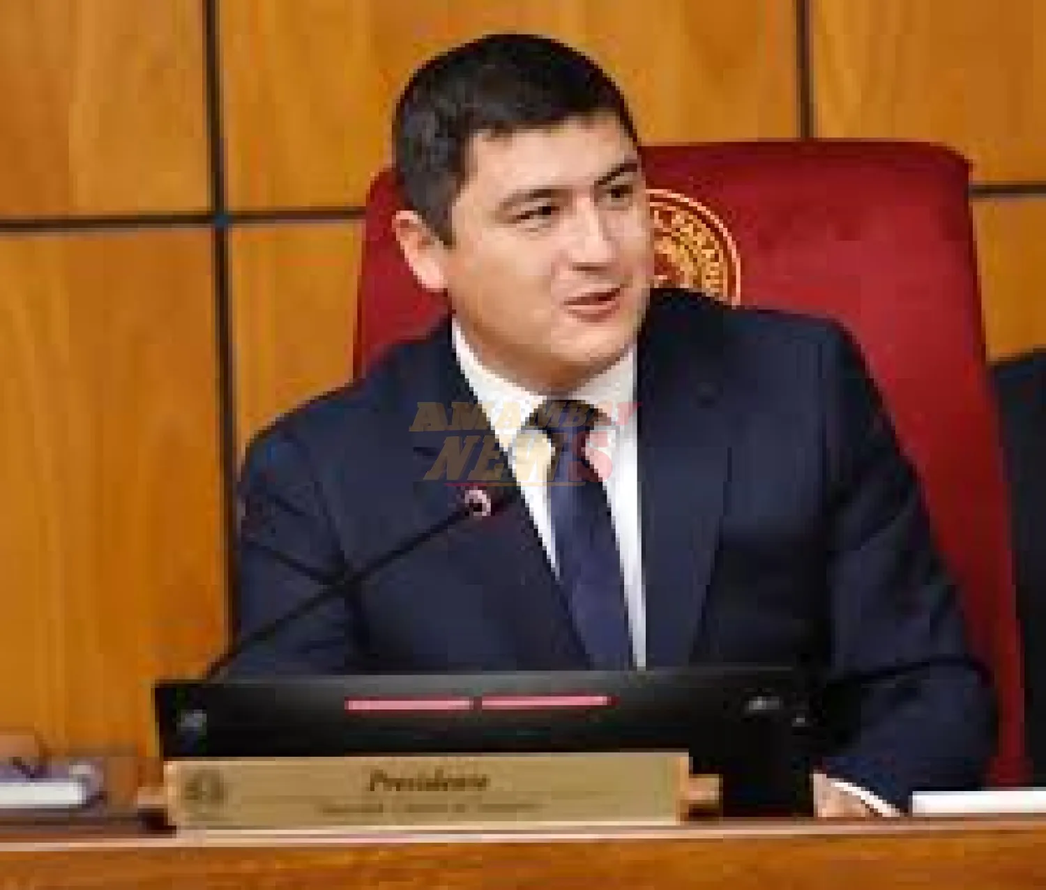 Senador Oviedo afirma que ministros se arrodillan ante el poder político