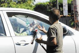 Imputan a una mujer por obligar a sus hijos a pedir dinero en la vía pública