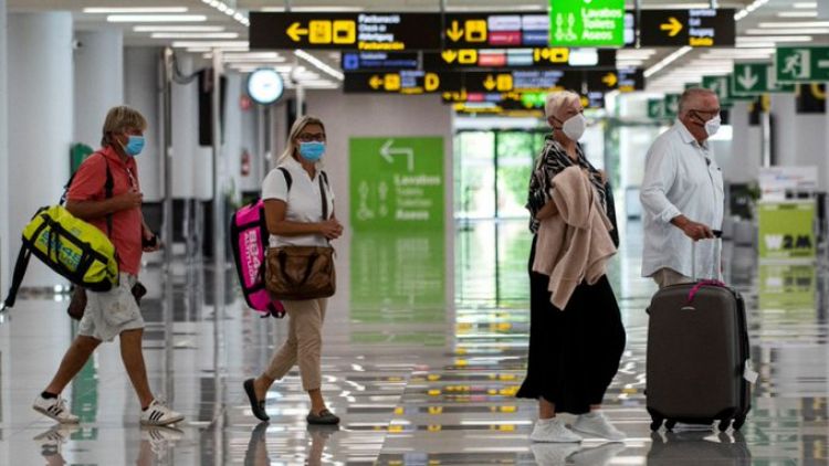 España prorroga la cuarentena obligatoria para viajeros de Brasil, Perú y Colombia