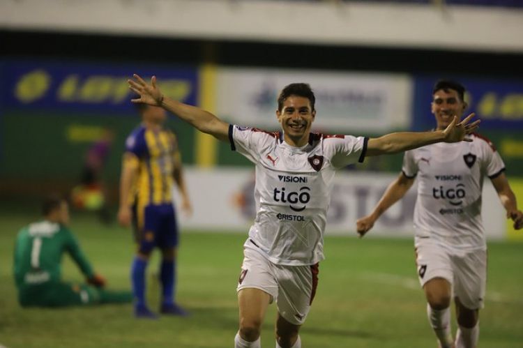Cerro no para de ganar, toma la punta y mete presión