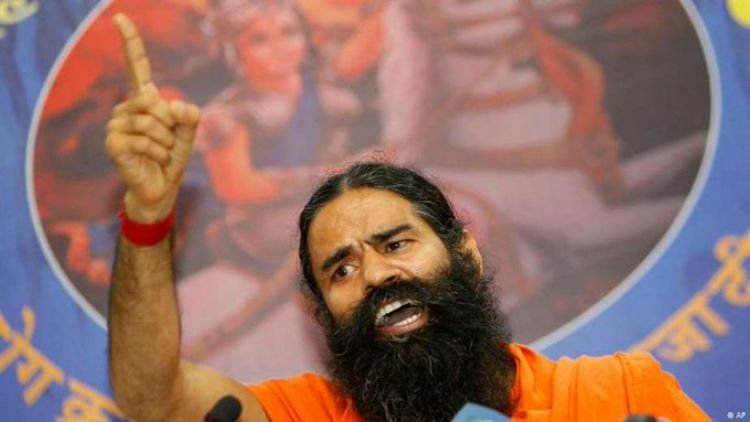 Médicos de India protestan en contra del gurú que asegura prevenir el Covid-19 con yoga