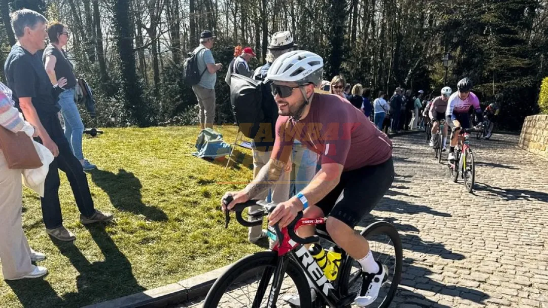 Mueren dos ciclistas durante la carrera de aficionados del Tour de Flandes, en Bélgica; uno sufrió un paro cardiaco