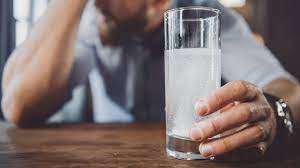 ¿Qué causa la resaca? Y cómo superarla