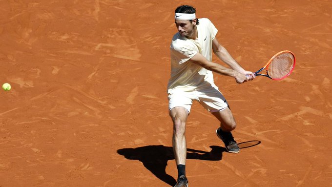 Fritz destroza al campeón Stefanos Tsitsipas