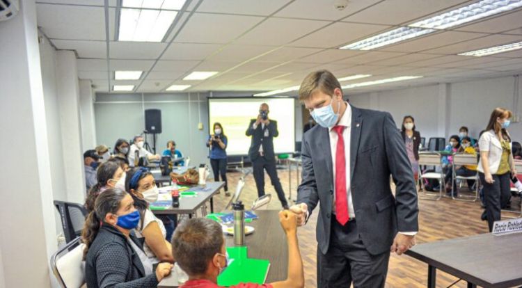 Sin pena ni gloria: Brunetti se va, jactándose de liderar una “transformación educativa”