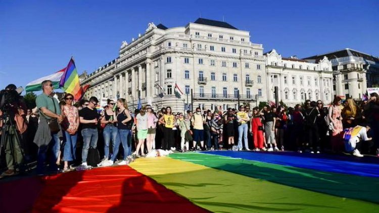 Hungría prohíbe la promoción de la homosexualidad entre menores