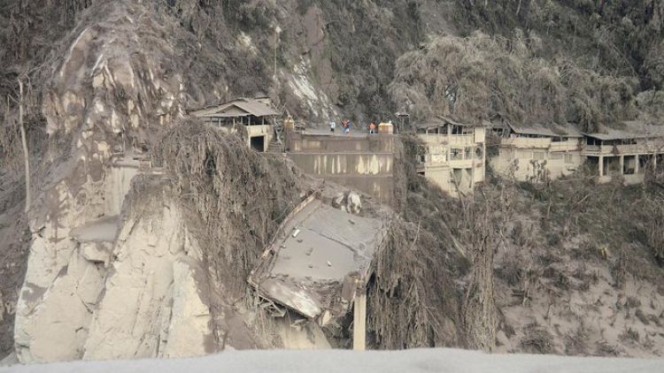 Difíciles condiciones de rescate tras la erupción del volcán Semeru en Indonesia