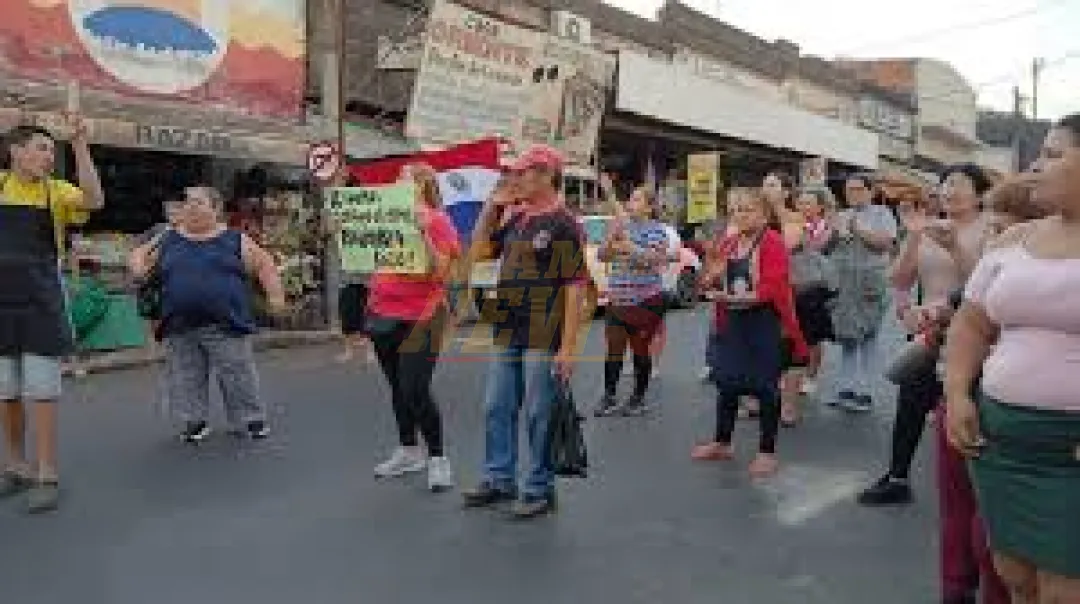 Permisionarios del Mercado 4 protestan por retorno de director