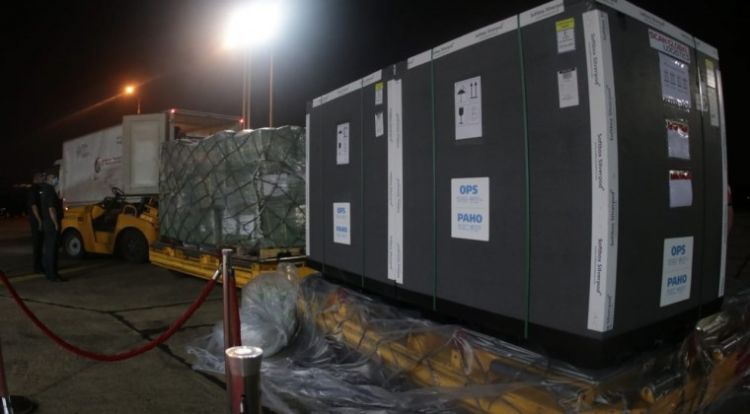 Llegaron 306.900 vacunas donadas por España