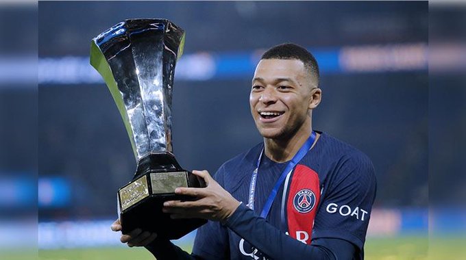 El entorno de Mbappé niega que el jugador haya firmado nada para el futuro