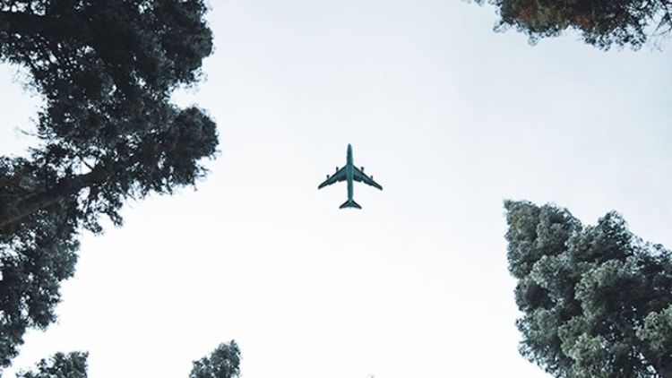 Descansaba en su jardín cuando le cayó excremento desde el baño de un avión
