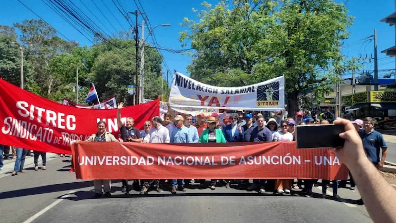 Paro en la UNA: docentes cierran avenida Mariscal López en reclamo de reajuste salarial