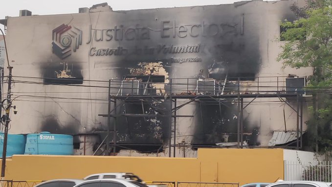 Abogado constitucionalista dijo que no se pueden omitir responsabilidades por el incendio en el TSJE