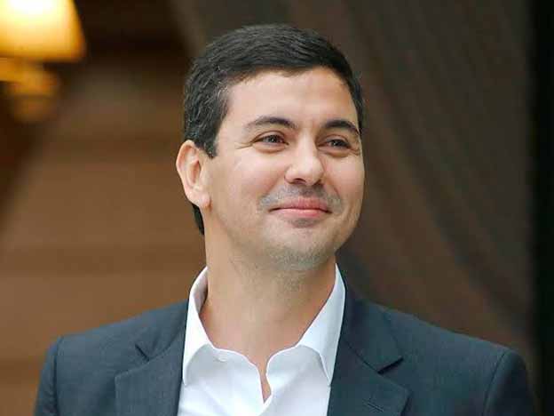 Santi Peña cambia a directores de Conatel