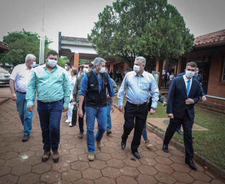 Diputado Juancho Acosta estuvo sin seccionaleros y su sombrero piri al lado de Marito Abdo