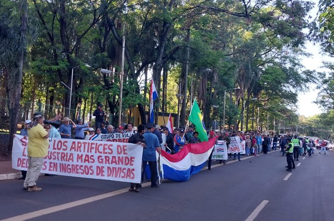 Exobreros de Itaipu marchan en reclamo de beneficios laborales