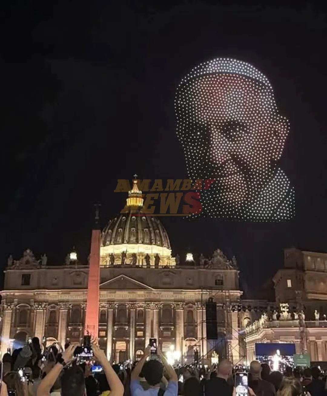 Homenaje al papa Francisco con miles de drones en el comienzo del concierto