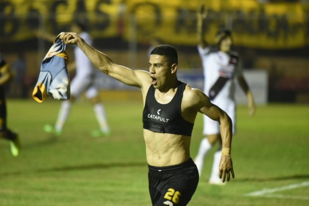 Guaraní derrota a River en la agonía y mete presión arriba