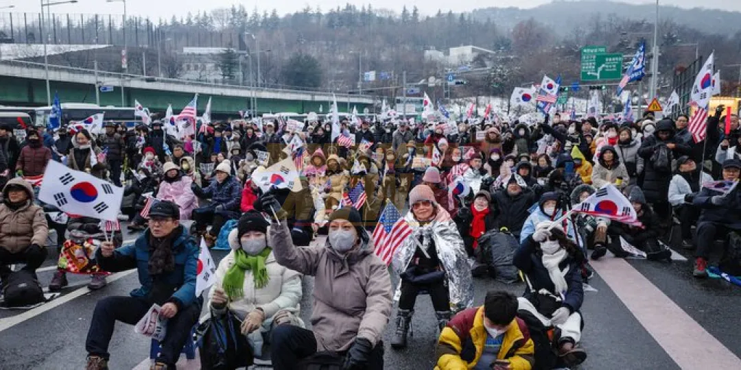 Protesta bajo la nieve: miles de surcoreanos presionan por el arresto del expresidente Yoon