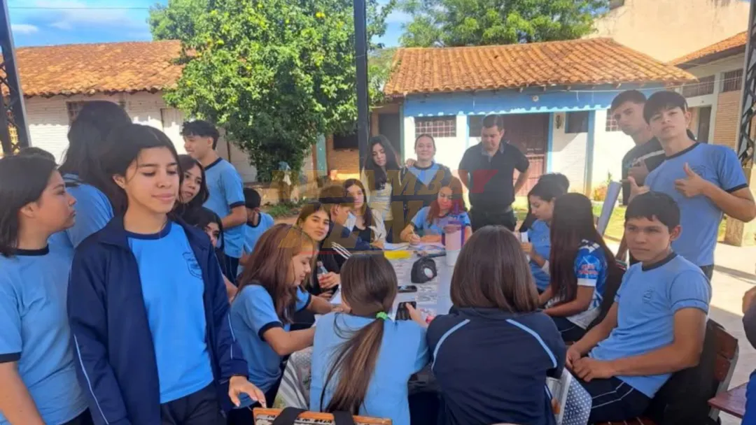 Ante peligro de derrumbe del techo, dan clases en el patio