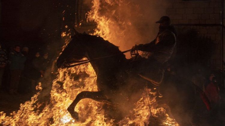 Ritual con caballos y fuego contra las pandemias