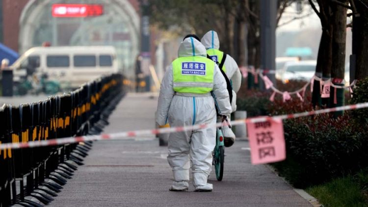 China: un aborto a las puertas de un hospital desata críticas contra las normas anticovid