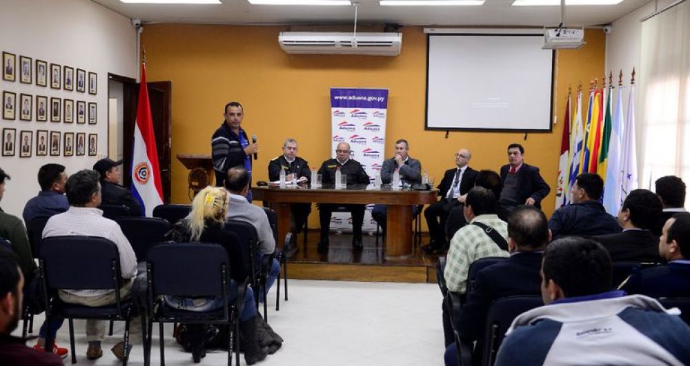 Tomateros, hartos de los decomisos "para la foto"