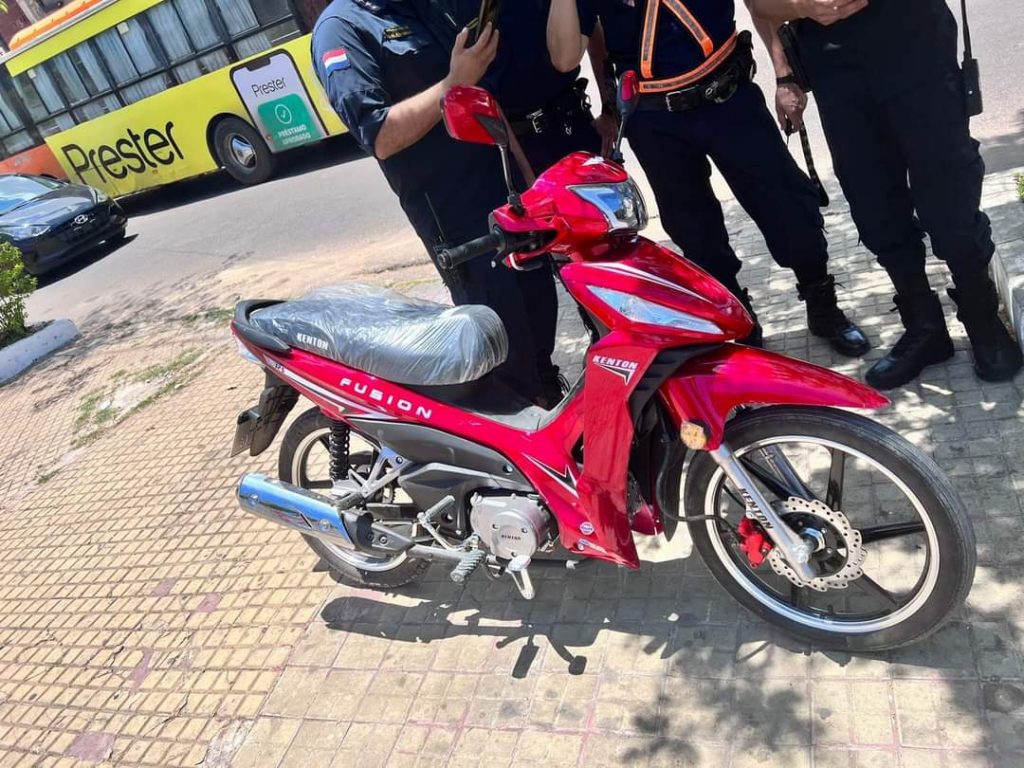 Detienen a mujer que utilizaba cédulas robadas para hacer préstamos y comprar cosas