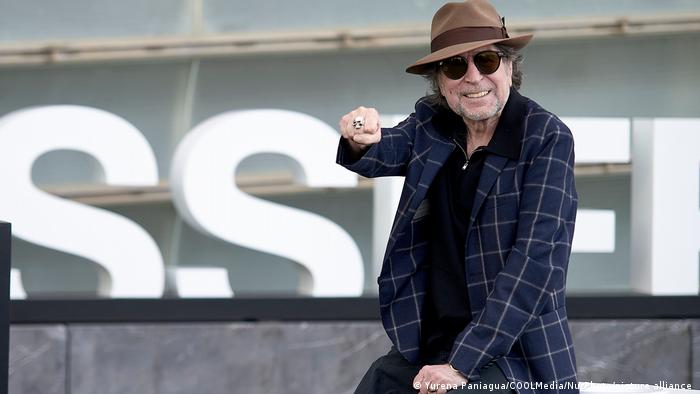Joaquín Sabina "rompe maleficio" y canta en escenario donde tuvo accidente